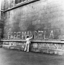 shihlun:   A man washing a ‘Free Mandela’