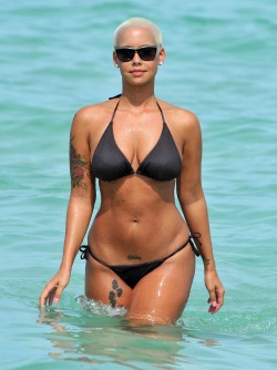 sexy-bikini-babe:  Amber Rose (i.imgur.com)