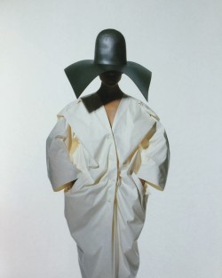 jinxproof: ph. Irving Penn for Issey Miyake.