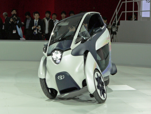 トヨタ自動車が出展した3輪型電気自動車（EV) TOYOTA i-ROAD 日産自動車 超小型モビリティのカーシェアリング事業「チョイモビ」 NISSAN CHOIMOBI 本田技研工業　超小型EV「