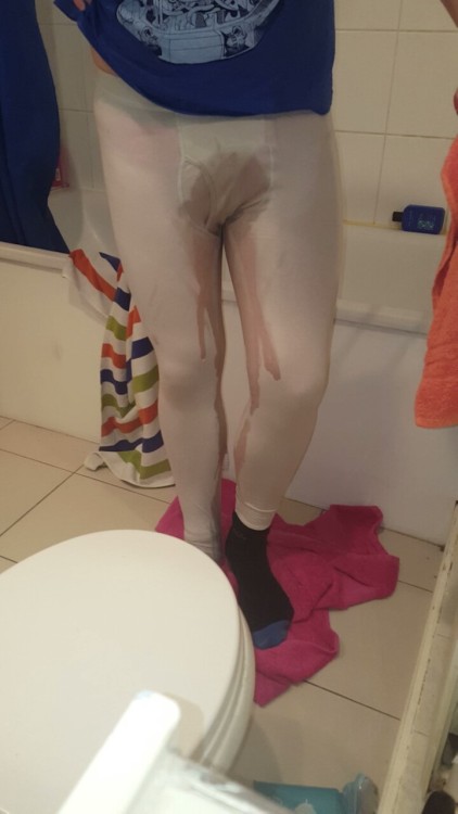 wetandwee:  Today I learnt I can’t make desperation videos. Everything went wrong, so here’s some screens of me holding too long in my longjohns and jockstrap, and then the bath after. 