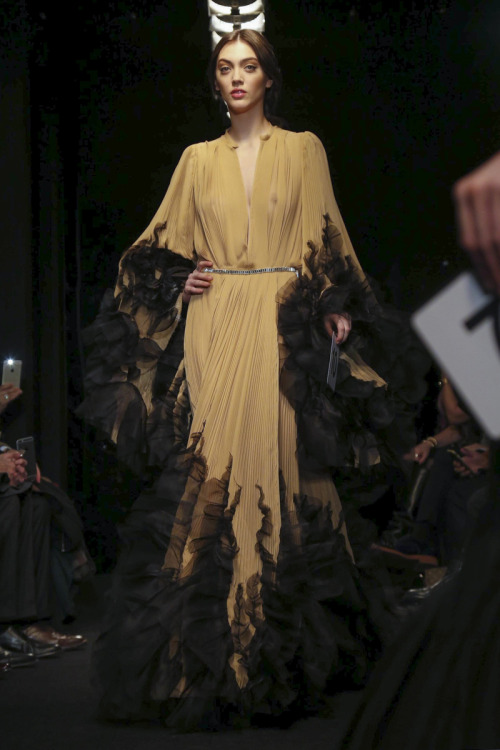 Porn photo fashion–victime:  Stephane Rolland Couture