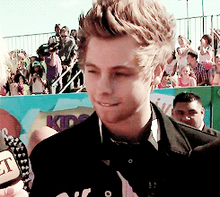 liyahstephens:  My parter doesn’t know who Luke Hemmings is, so I just showed her this gif of him and her eyes rolled to the back of her head