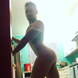 paulboulon:  Your cook is ready! Mac and cheese? That’s all I know… #nofilter #waiting #ready #gayboyfamous #igfitguys 