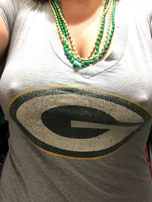 5parklingnitesky: Game day!!! @cheeseheadgirls #GoPackGo Must be cold out!