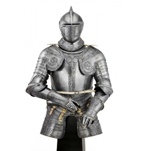  A NORTH ITALIAN ETCHED LIGHT CAVALRY ARMOUR, C. 1560-80 