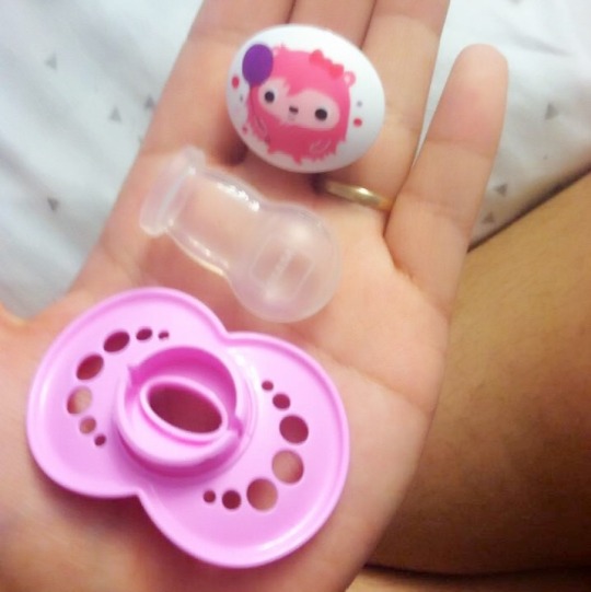 crayola-crybaby:  I just got my first adult binkie, and of course the first thing I wanna do is tear it apart and make it look cute! I don’t know about you, but I much prefer the super cute MAM brand guards to the plain, solid colored ones most pacifiers