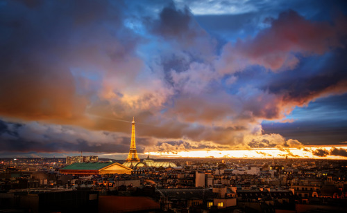 The Amazing Eiffel Tower in Romantic Paris (by Stuck in Customs)