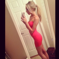 chicksintightdress:  xokellilynn 