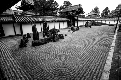 Tofuku-ji karesansui(dry garden), seen on. This temple is famous for showing landscape architect Mir