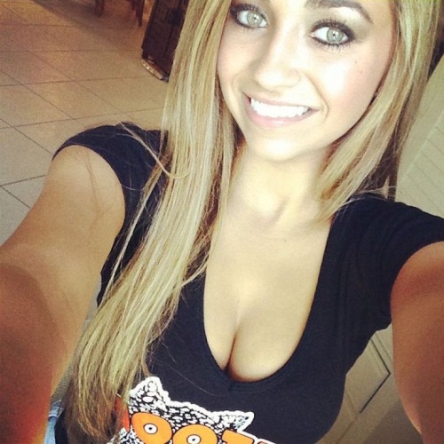 dearestdummies: hootersmakesyouhappy: Selfies Employment based on beauty and serving men is the h