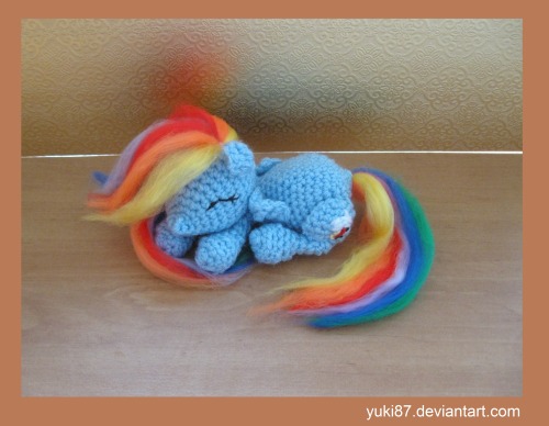 yuki87:  Another pony! This is my entry for the deviantart group  upcomming contest “Kawaii”. I’m so excited! I decided to make another pony of my sleeping pony pattern but this time with a felt mane. It was so much easier (of course) than crocheting