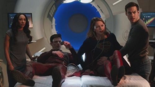 The Flash - s03e17While it’s not resus, it’s not every day you see a superheroine with medical equip