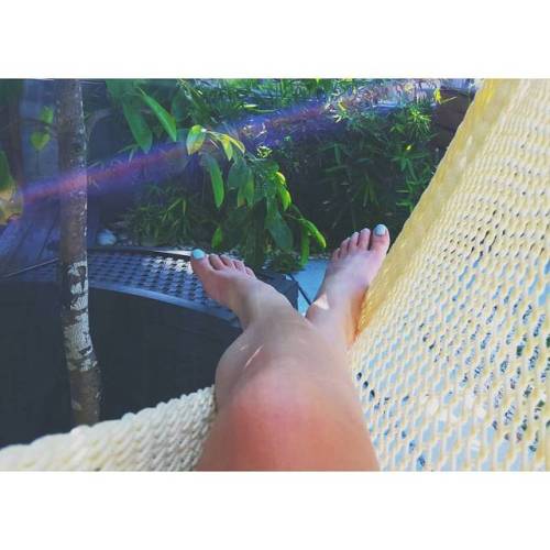 ♡ just relaxing in our hammock…the ocean breeze spun me around and I saw this sun flare ☉ cou