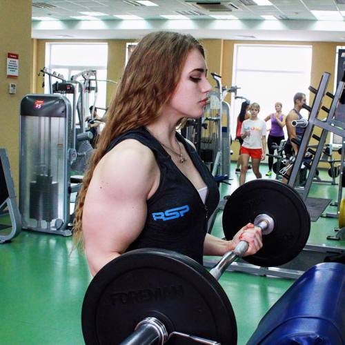 zimbo4444: ..Julia Vins..teen muscle beauty.. ..stats: 5′4″ tall..143 lbs..bench..235 lb..squat &am