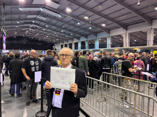 nkp1981: Peter Davison went to Wales Comic-Con with a message 