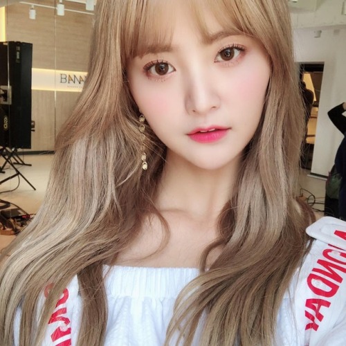 exid-insta: jeonghwa_0508 (05.23.2018):1시에 시작하는 #라라리뷰인스타 라이브 방송 함께해요❤️ #어서와앞머리쫑은오랜만이지?