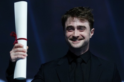 #DanielRadcliffe reacts on stage after receiving the &ldquo;Hollywood Rising Star Award&rdqu