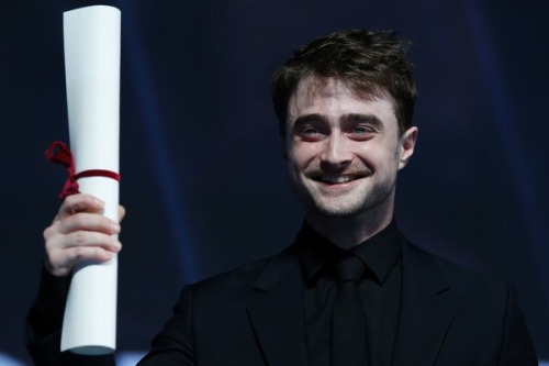 #DanielRadcliffe reacts on stage after receiving the “Hollywood Rising Star Award” #Deau