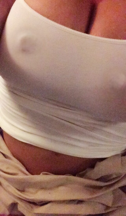 bigdaddysgirl71:  Daddy’s girl is all ready for bed… Who would like to tuck me in tonight?  