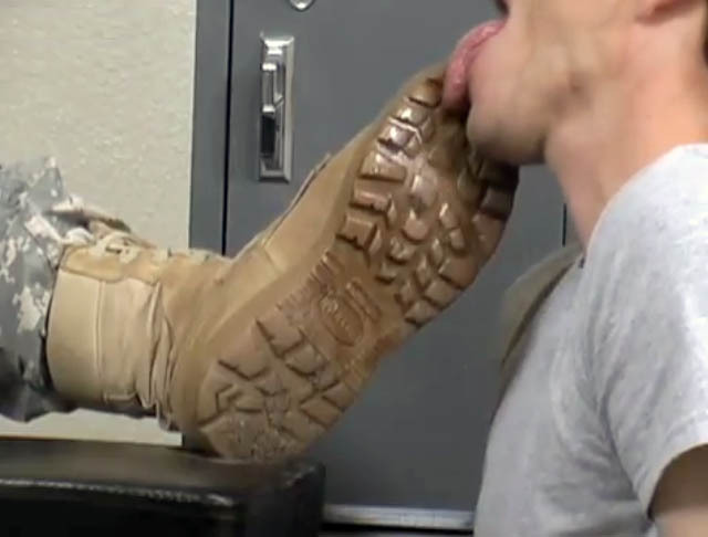 humiliationverbale:  jarheadj1:  Mmmmmmmmmm  A fag’s tongue is always honoured