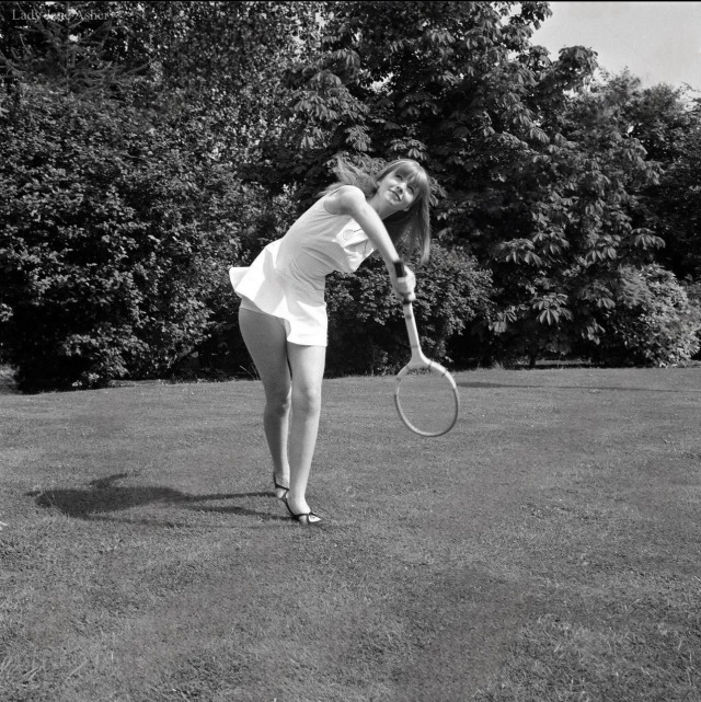 Beautiful Jane Asher portrayed while playing tennis. June 19th, 1965. From shutterstock website🌺🌺🌺
Via @ladyjaneasher 