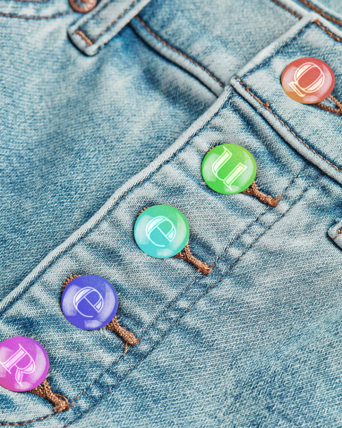 Do you love decorative pins, but hate poking holes in your clothes? DIY TEMPORARY BUTTON COVERS (les