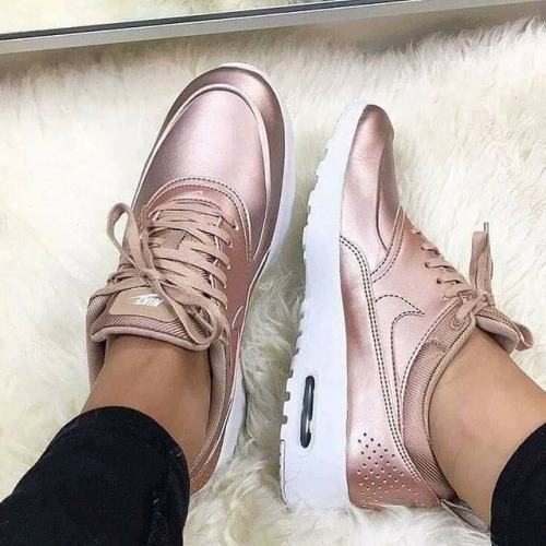 Tag a friend who need this lovely shoes #nike #snearkers #sneakeraddict #lovelysneakers #shoelovers 