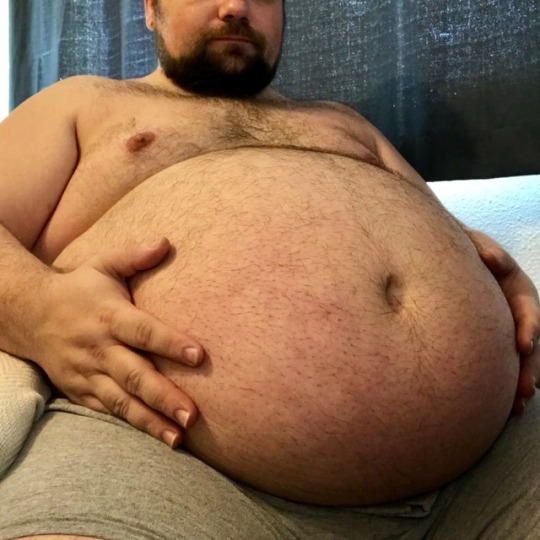 bloatedchowhound:  After 3 days of filling up as full as I can get (literally popping a “button”) the bottom is what I currently look like empty.Hopefully you’ll all get to see this.