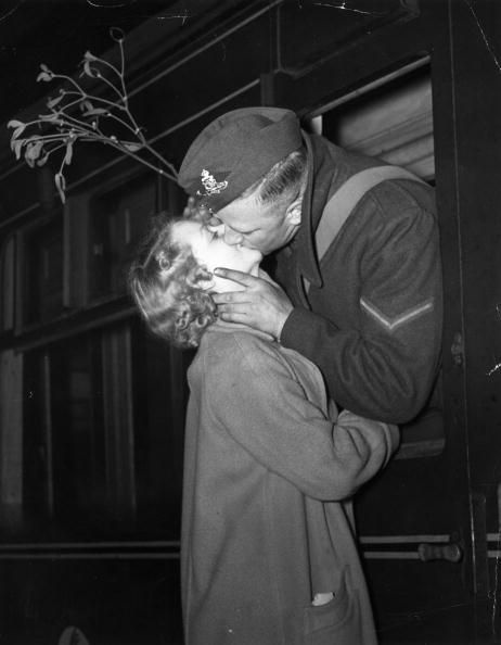 coisasdetere:  14th December 1939- A soldier leaving a London railway station to re-join his unit took along a sprig of mistletoe to make sure he got his Christmas kiss. (Photo by Gerry Cranham-Fox Photos-Getty Images) 