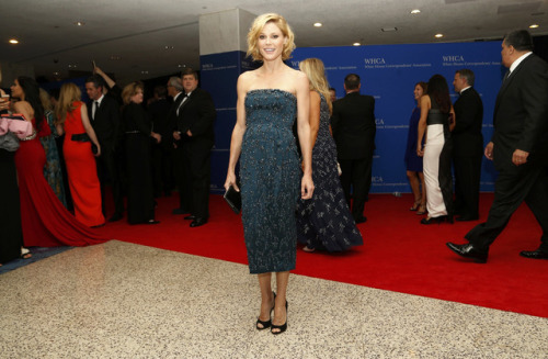 Julie BowenFollow http://celebrity-legs-and-heels.tumblr.com/ for more!(via julie-bowen-white-house-