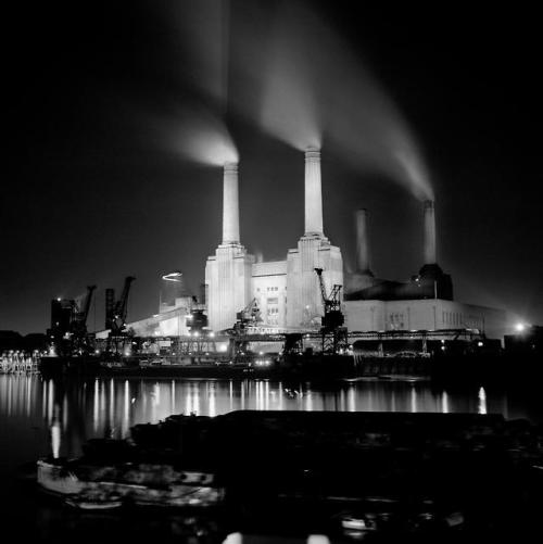 furtho:Eric de Mare’s photograph of Battersea Power Station (via here)