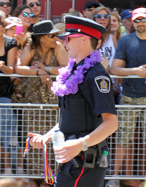 goldfarts:  More adorable cop action. 