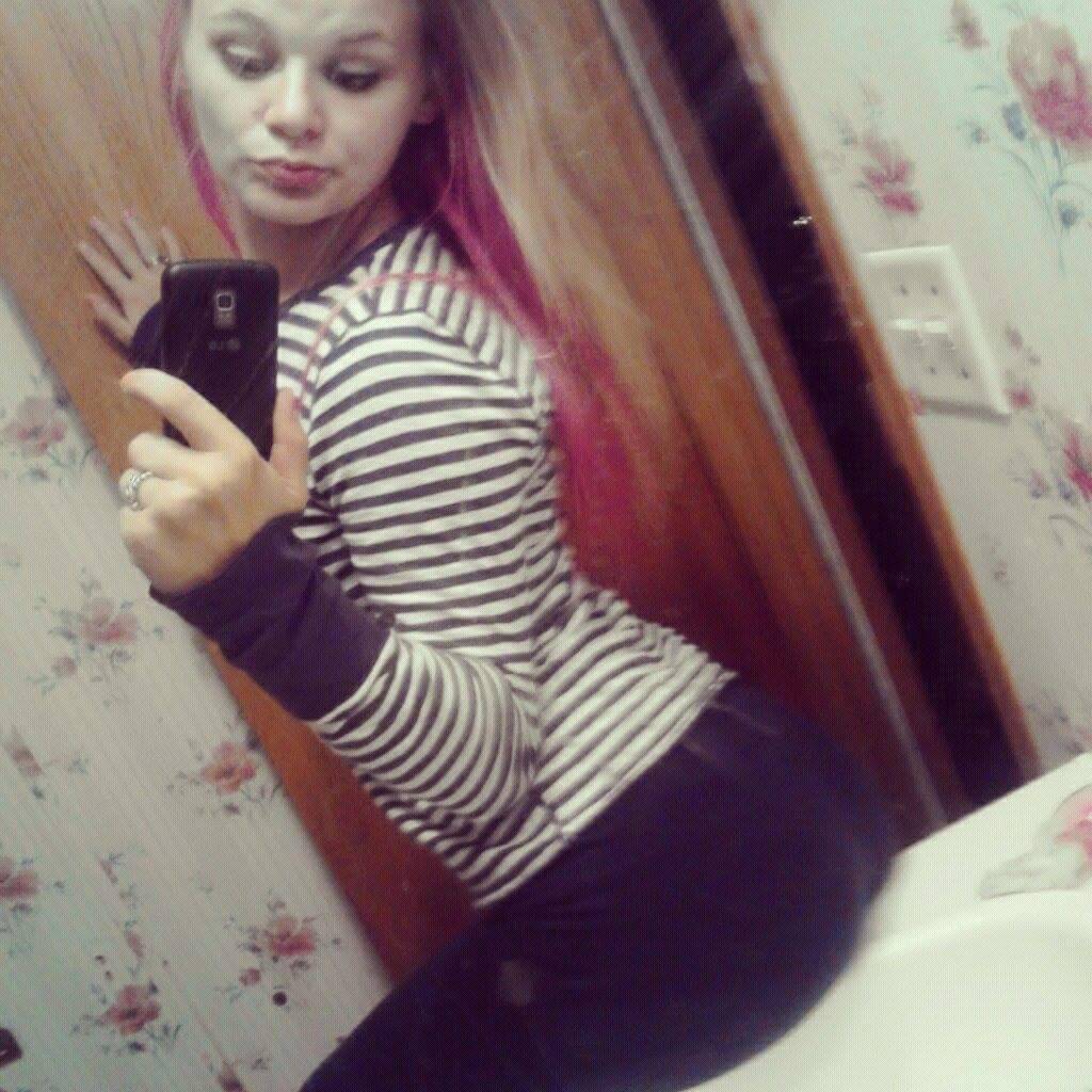 picsofmysexysisterinlaw:  I wish I had some pics of her pussy