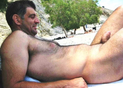 mykindofhotmen: Looks like it’s time to hit the nude beach again!