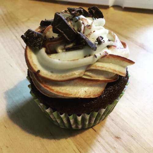 heckyeahvegancupcakes:Mint Choc Chip Cupcakes by cakeholeliverpool
