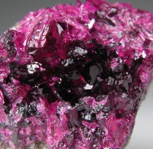 bijoux-et-mineraux:  Roselite - Bou Azzer, Morocco