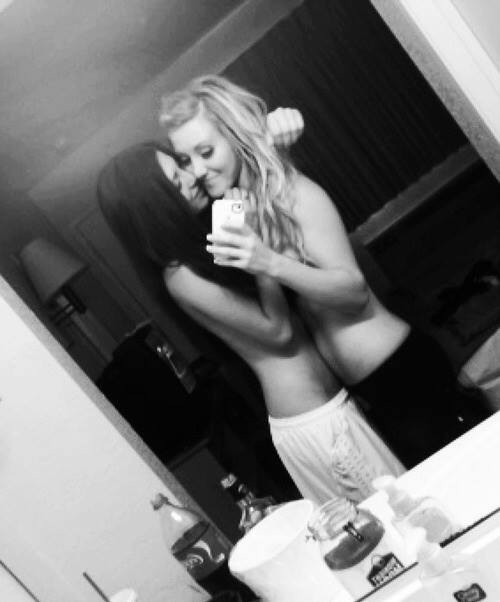 lesbiansloveandmoree:  For more lesbians click here!