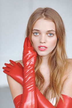 Janeyegerton: Glovedcelebrities: Very Cute Model Kitty Hayes In Red Latex Opera Gloves