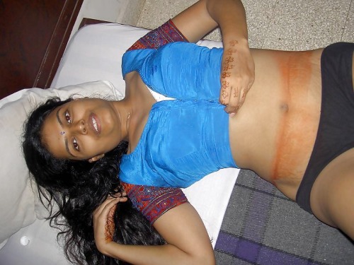 desiaunties4you:  Sexy but non-nude photos of Arpitha, desi housewife