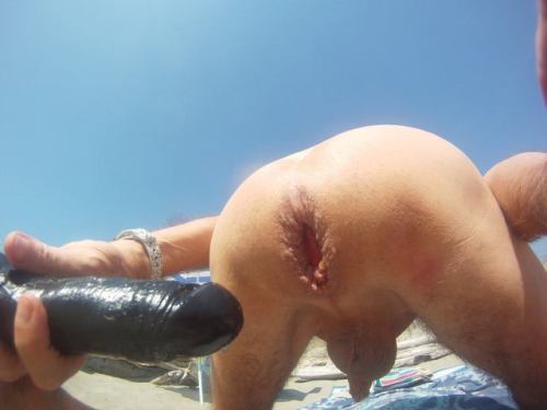 fuckedupholes: Beach butthole busting