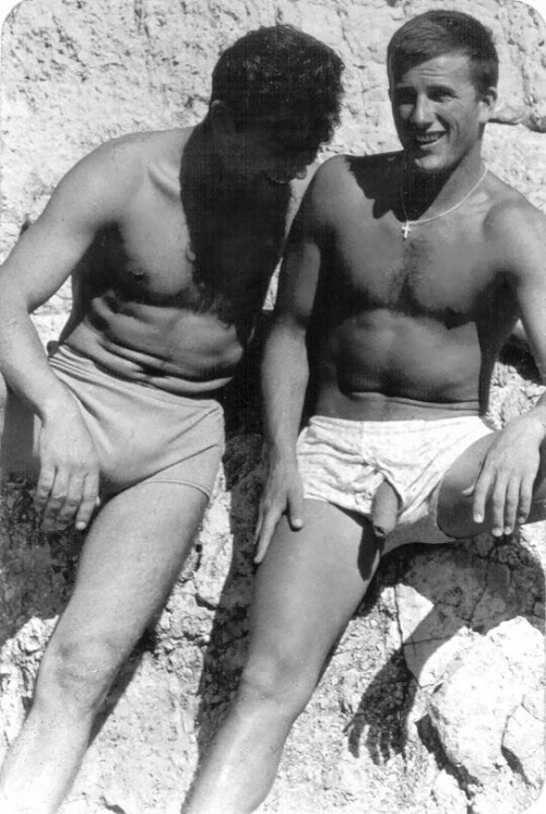 nu-en-groupepublic-nudity: Son pote à l’air vachement surpris