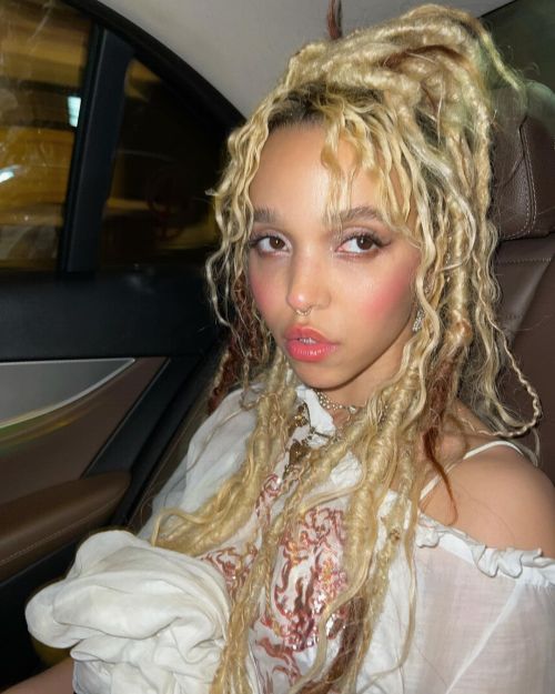 fkatwigs-fashionstyle:fkatwigs: “laugh now, cry later”