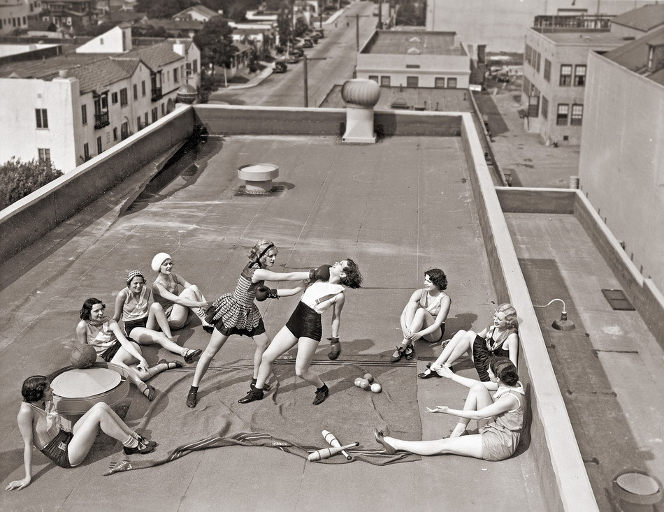 myheadisloud:  c-ornsilk:   Women boxing on a roof, circa 1930s  THIS IS LITERALLY