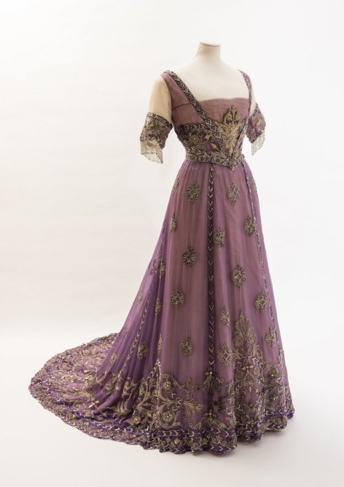 fripperiesandfobs:Evening dress of Queen Alexandra, 1911From the Fashion Museum, Bath on Twitter