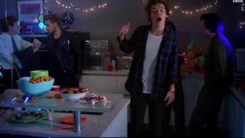 “BIG HOUSE PARTY WITH THE CROWDED KITCHEN” THERES LIKE FOUR PEOPLE IN THERE I WOULDNT RE