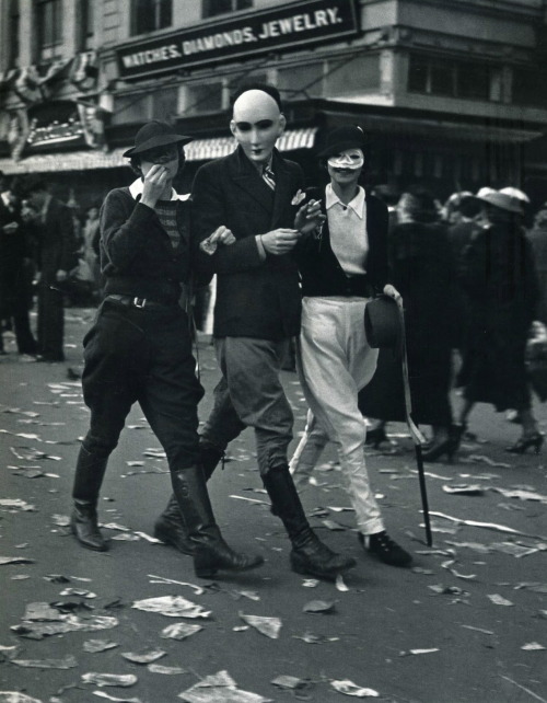 magictransistor:John Gutmann. The Game, New Orleans. 1937.