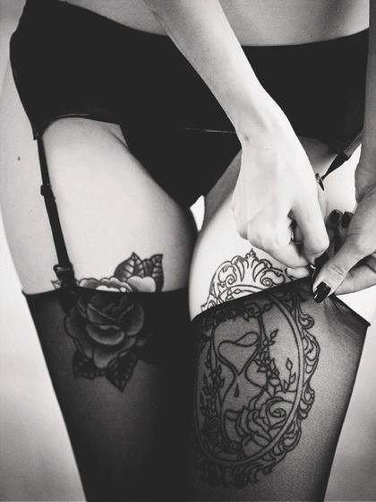 black-and-white-erotic-art:  Irresistable… 