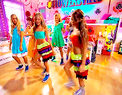 chinasuarez: CASI ÁNGELES MEME (in cooperation with @ca-gifs)6 of 10 dances ★ 3x13, las chicas baila