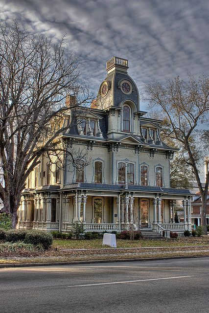 tisnearhalloween:Victorian homes perfect for Halloween. ️{{Get your haunted vibes here}}